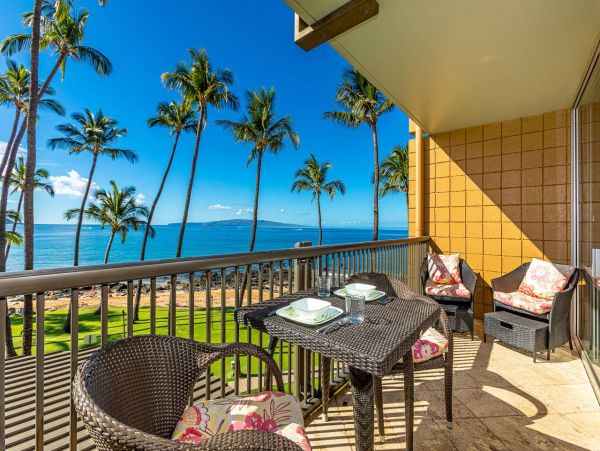 Cozy Ocean Front 2 Bedroom Beach Condo in Kihei Sleeps 6