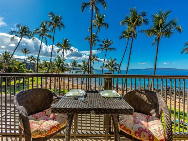 Cozy Ocean Front 2 Bedroom Beach Condo in Kihei Sleeps 6