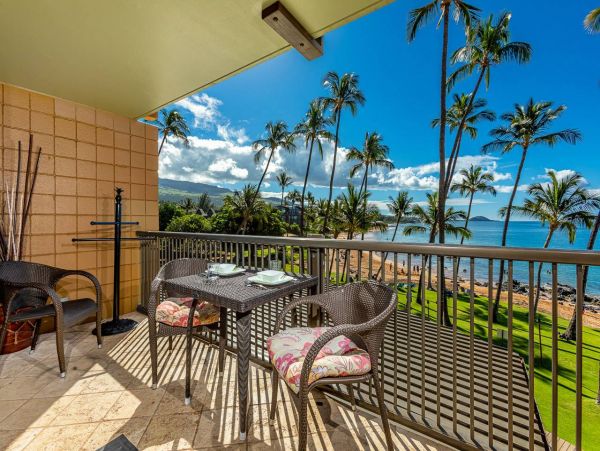 Cozy Ocean Front 2 Bedroom Beach Condo in Kihei Sleeps 6