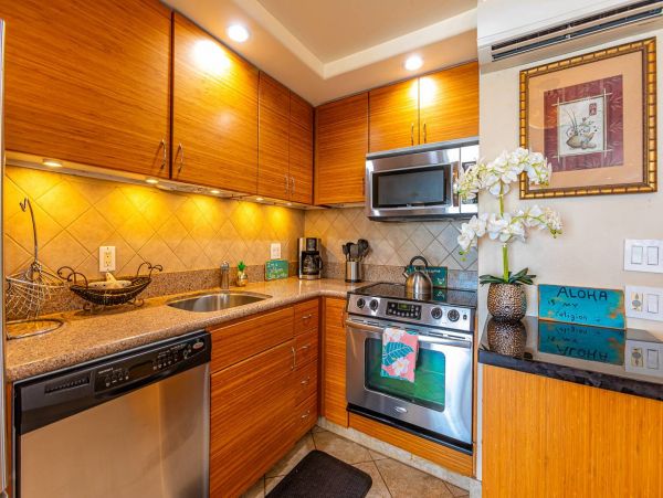 Cozy Ocean Front 2 Bedroom Beach Condo in Kihei Sleeps 6