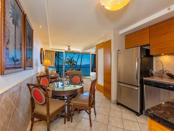 Cozy Ocean Front 2 Bedroom Beach Condo in Kihei Sleeps 6