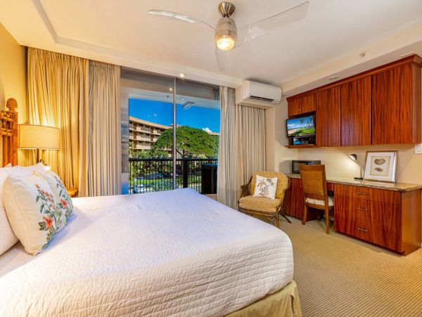 Cozy Ocean Front 2 Bedroom Beach Condo in Kihei Sleeps 6