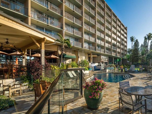Cozy Ocean Front 2 Bedroom Beach Condo in Kihei Sleeps 6