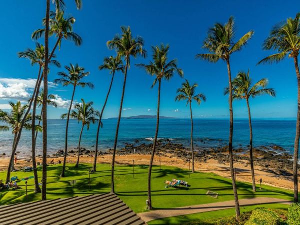 Cozy Ocean Front 2 Bedroom Beach Condo in Kihei Sleeps 6
