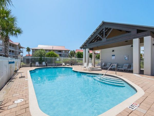 Charming Vacation Home in Navarre Beach Sleeps 12 Guests