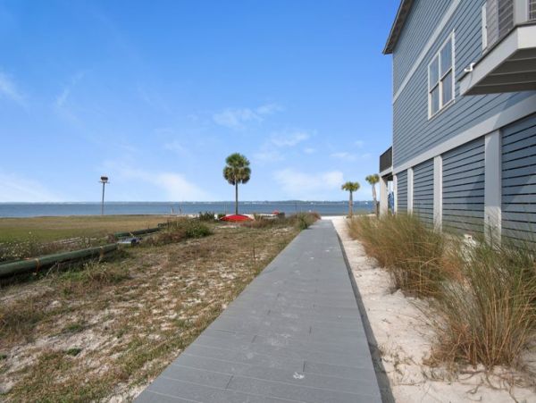 Charming Vacation Home in Navarre Beach Sleeps 12 Guests