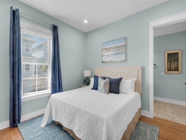 Charming Vacation Home in Navarre Beach Sleeps 12 Guests