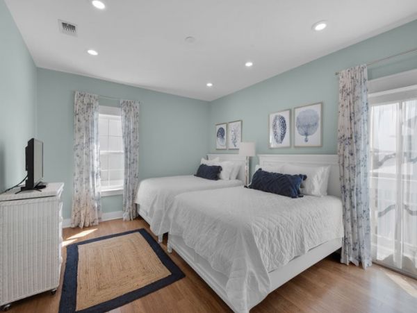 Charming Vacation Home in Navarre Beach Sleeps 12 Guests