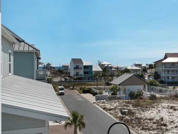 Charming Vacation Home in Navarre Beach Sleeps 12 Guests