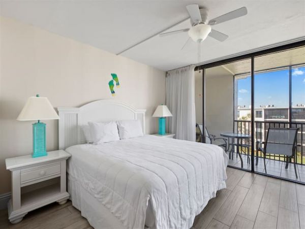 Sanibel Vacation Condo Close to Beach Sleeps 4 Guests