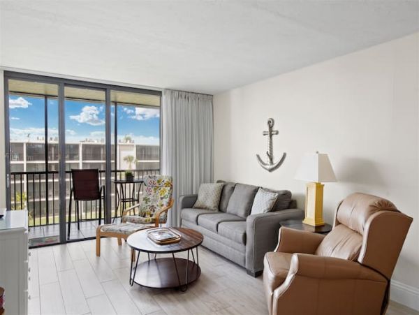 Sanibel Vacation Condo Close to Beach Sleeps 4 Guests