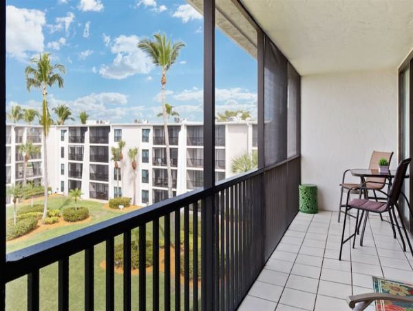 Sanibel Vacation Condo Close to Beach Sleeps 4 Guests