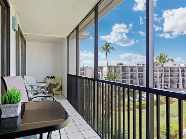 Sanibel Vacation Condo Close to Beach Sleeps 4 Guests