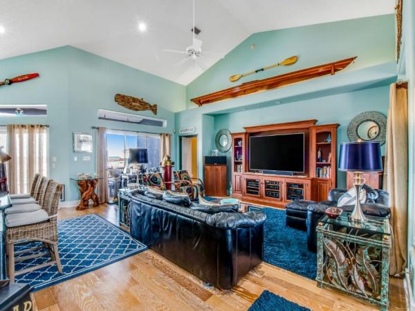 Navarre Vacation Home Five Bedrooms Shared Pool Sleeps 12