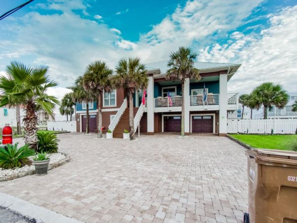 Navarre Vacation Home Five Bedrooms Shared Pool Sleeps 12