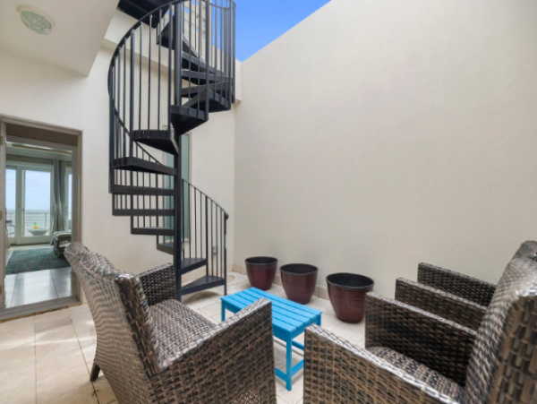 Oceanfront Luxury at Folly Beach: 4 Bedroom Villa with Stunning Views