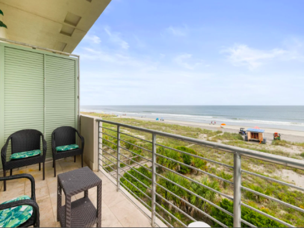 Oceanfront Luxury at Folly Beach: 4 Bedroom Villa with Stunning Views