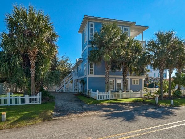 Santa Rosa Beach Sensational 6 Bedroom Home Steps from the Ocean