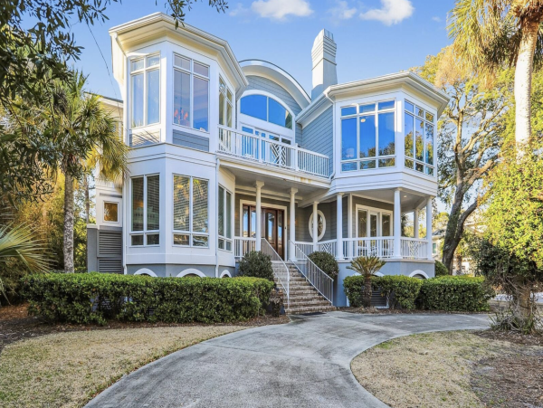 2nd Row Back From the Beach Pure luxury Home away from Home