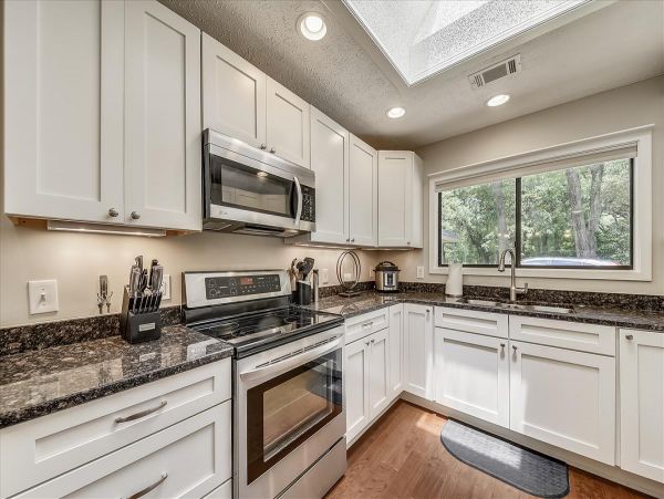 Hilton Head 3 Bedroom Home with Large Deck, Pool & Spa