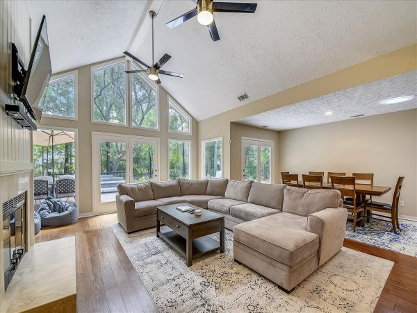 Hilton Head 3 Bedroom Home with Large Deck, Pool & Spa