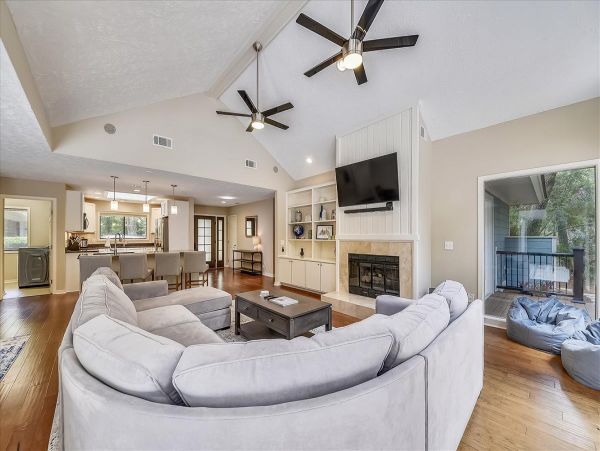 Hilton Head 3 Bedroom Home with Large Deck, Pool & Spa