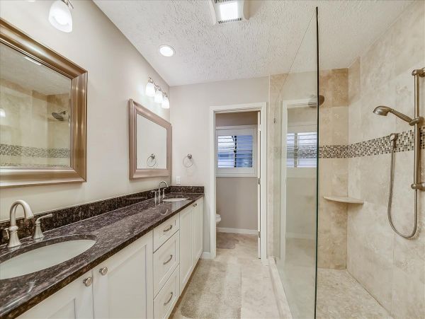 Hilton Head 3 Bedroom Home with Large Deck, Pool & Spa