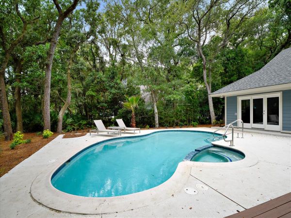 Hilton Head 3 Bedroom Home with Large Deck, Pool & Spa
