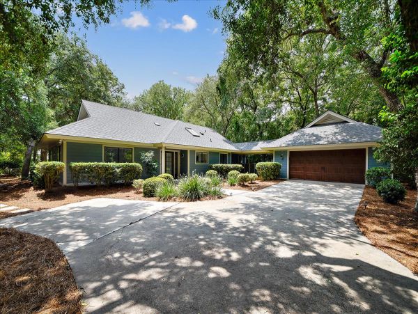 Hilton Head 3 Bedroom Home with Large Deck, Pool & Spa