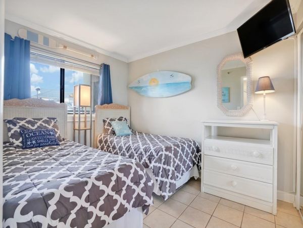 Carolina Beach Vacation Condo Three bedroom On Beach