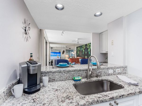 Siesta Key Beachside Peek at the beach Condo