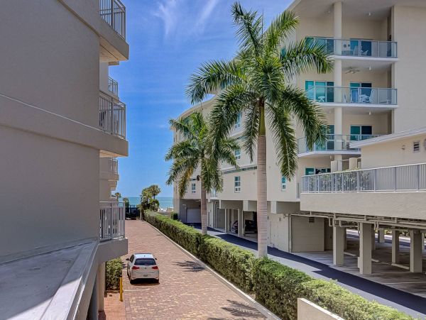 Siesta Key Beachside Peek at the beach Condo