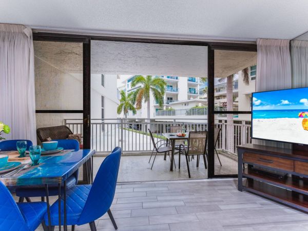 Siesta Key Beachside Peek at the beach Condo