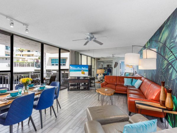Siesta Key Beachside Peek at the beach Condo