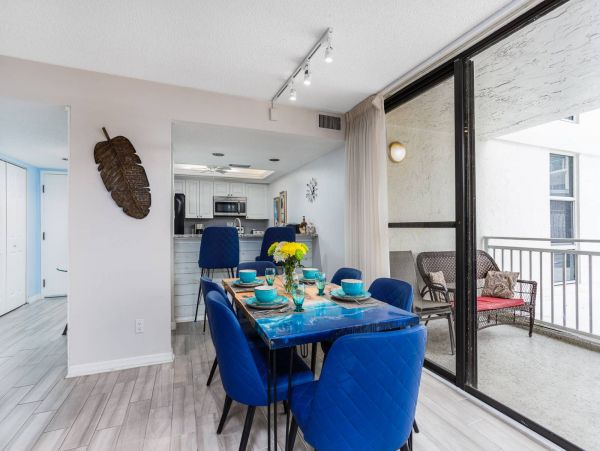 Siesta Key Beachside Peek at the beach Condo