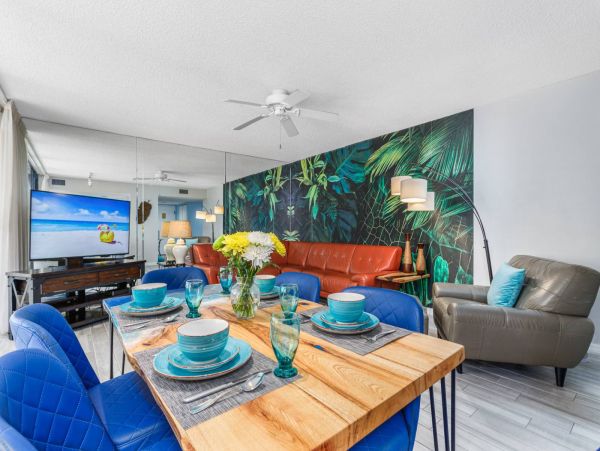Siesta Key Beachside Peek at the beach Condo