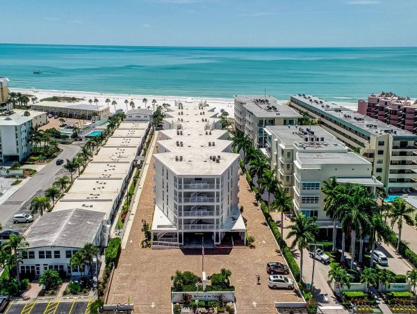 Siesta Key Beachside Peek at the beach Condo