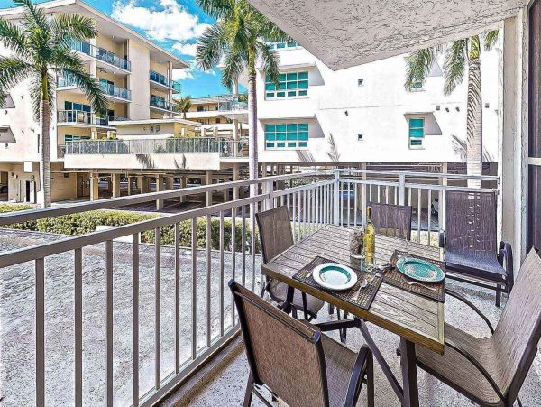 Siesta Key Beachside Peek at the beach Condo