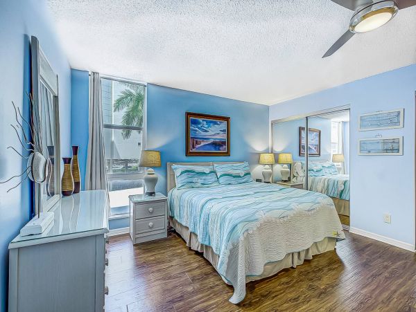 Siesta Key Beachside Peek at the beach Condo