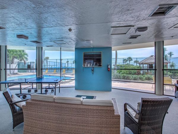 Siesta Key Beachside Peek at the beach Condo