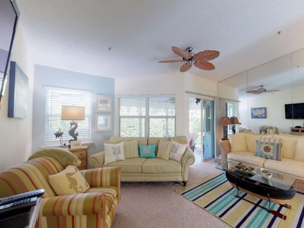 Siesta Key Condo Pool/ Walk to Beach Amenities.