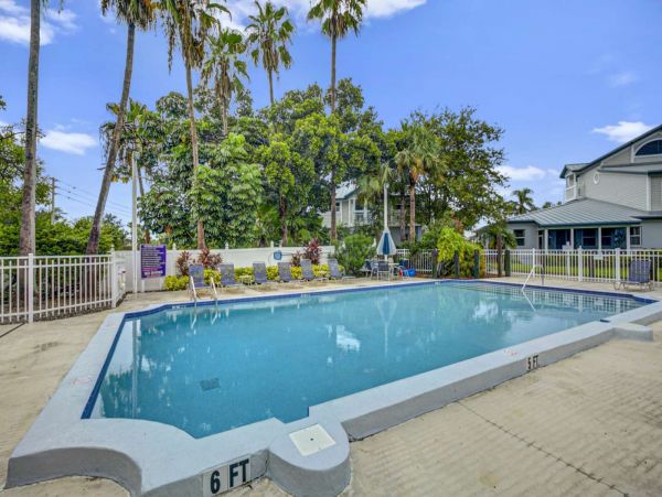 Siesta Key Condo Pool/ Walk to Beach Amenities.