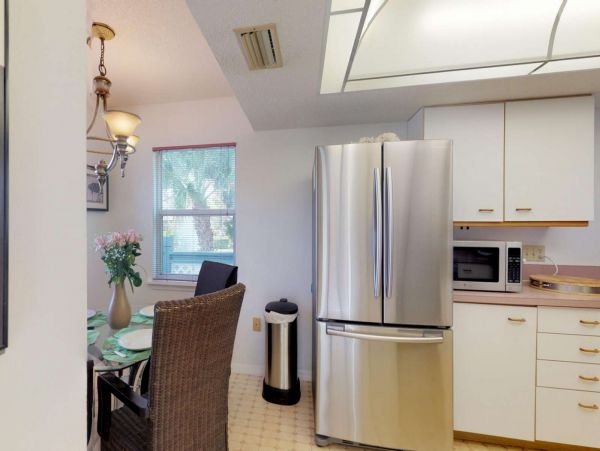 Siesta Key Condo Pool/ Walk to Beach Amenities.