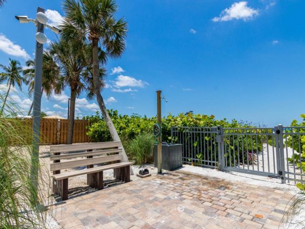 Siesta Key Condo Pool/ Walk to Beach Amenities.