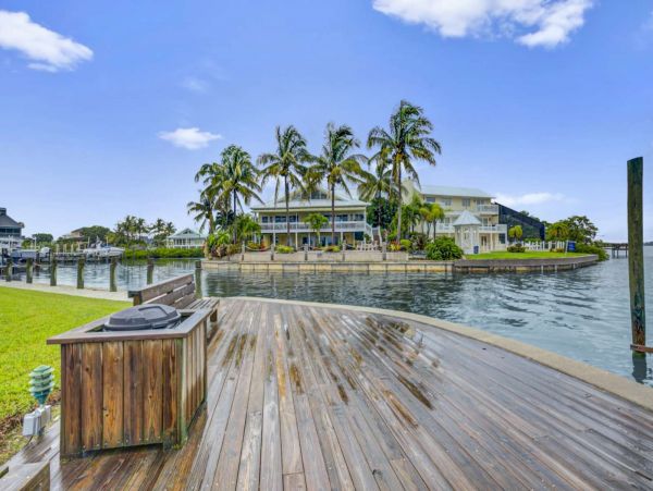 Siesta Key Condo Pool/ Walk to Beach Amenities.