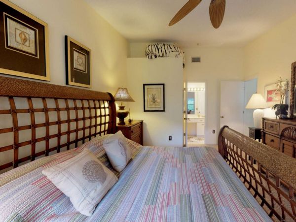 Siesta Key Condo Pool/ Walk to Beach Amenities.