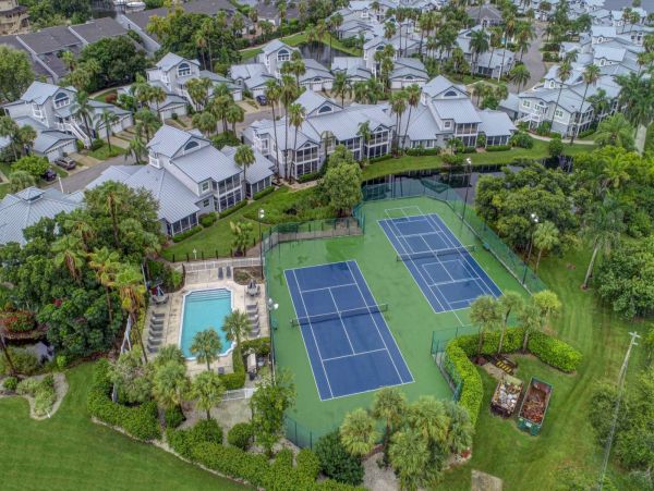 Siesta Key Condo Pool/ Walk to Beach Amenities.
