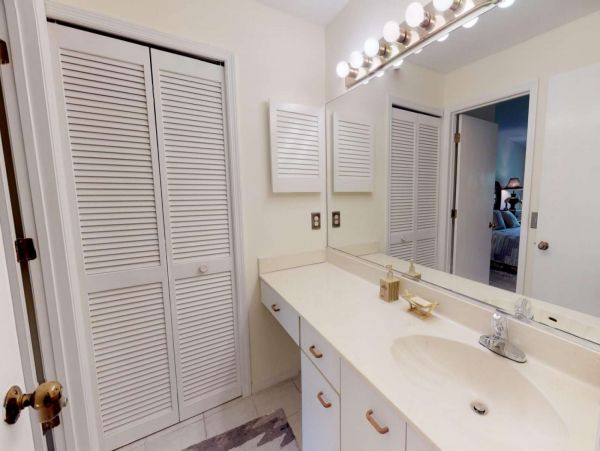 Siesta Key Condo Pool/ Walk to Beach Amenities.