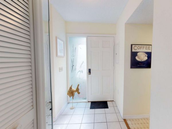 Siesta Key Condo Pool/ Walk to Beach Amenities.