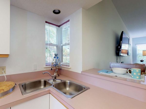 Siesta Key Condo Pool/ Walk to Beach Amenities.